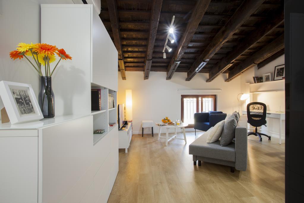 Deluxe One-Bedroom Apartment