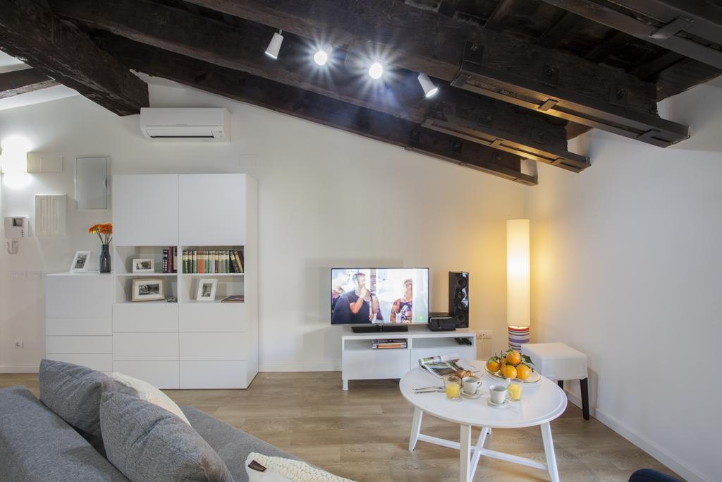 Deluxe One-Bedroom Apartment