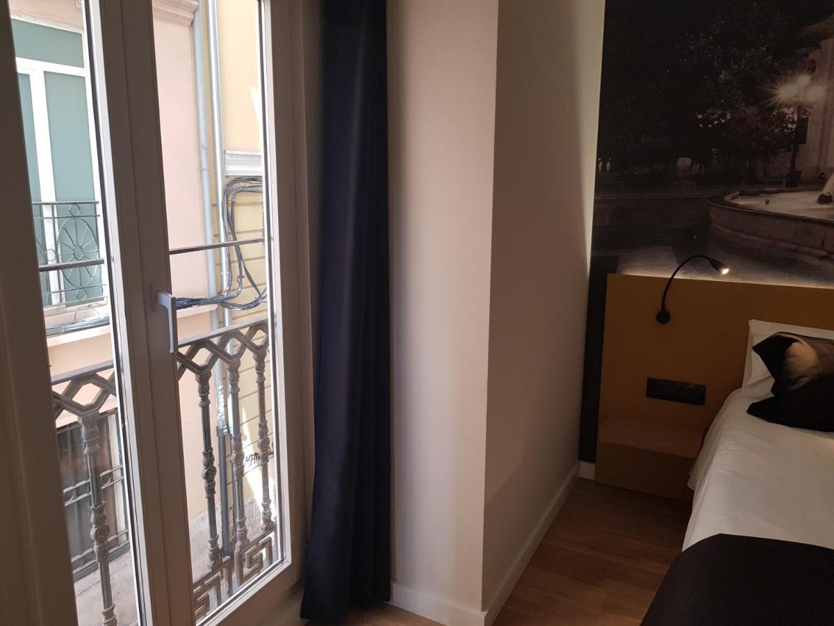 Deluxe One-Bedroom Apartment