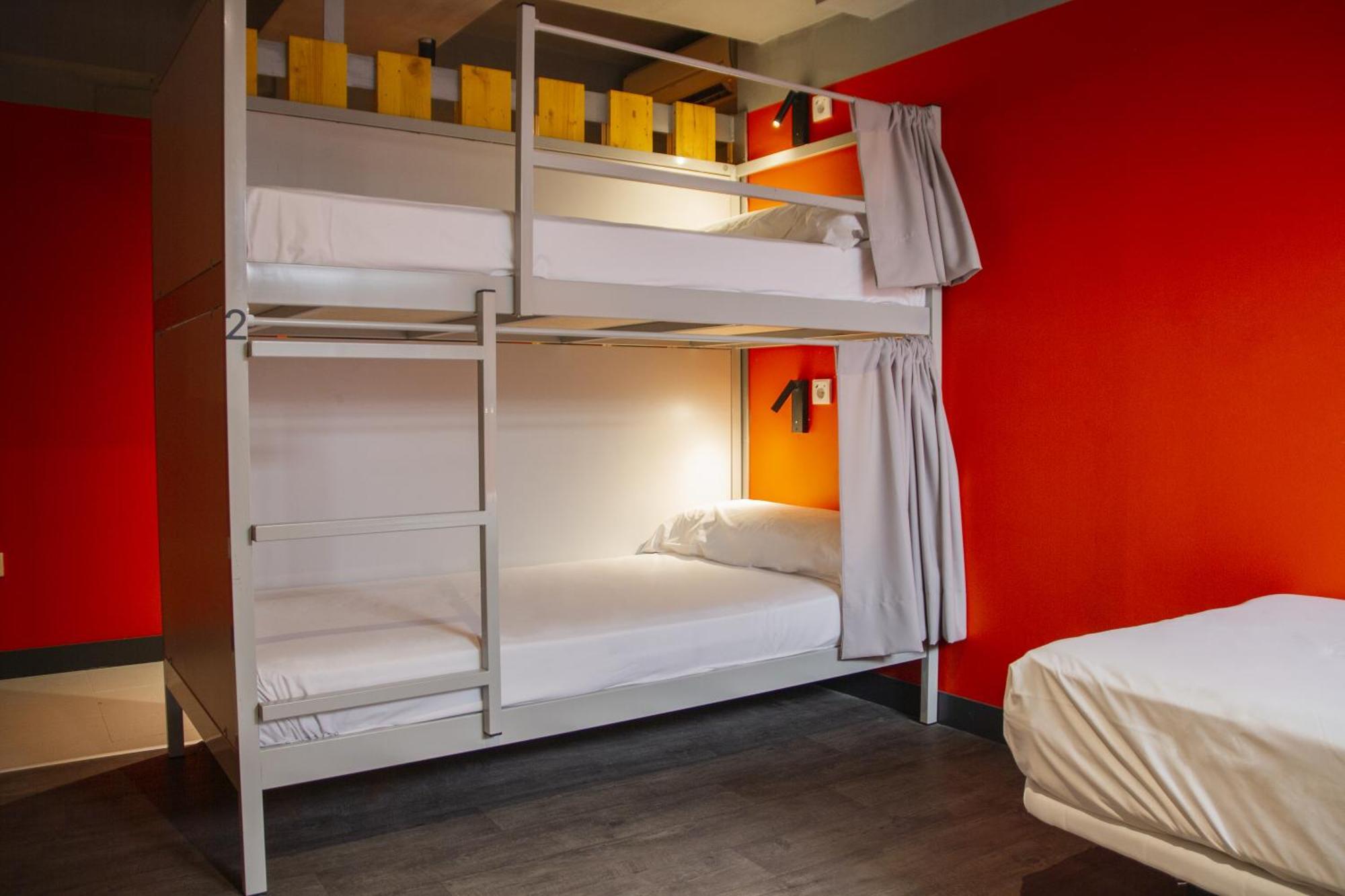 Bed 9-Bed Mixed Dormitory Room Private Bathroom