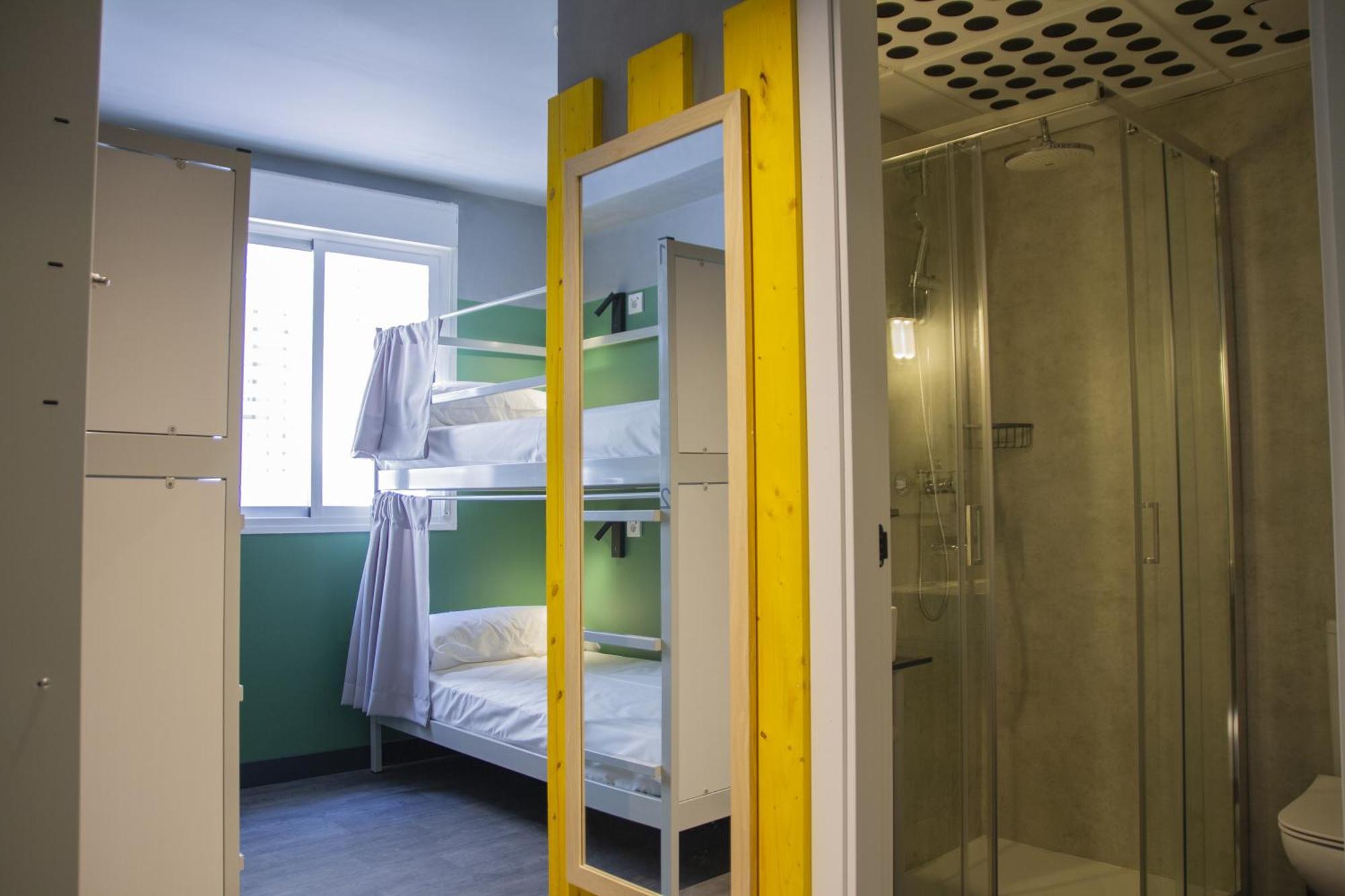 Bed 4-Bed Female Dormitory Room Private Bathroom