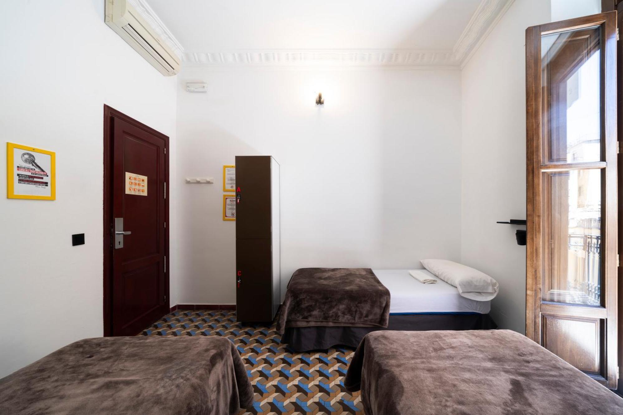 Single Bed 4-Bed Mixed Dormitory Room