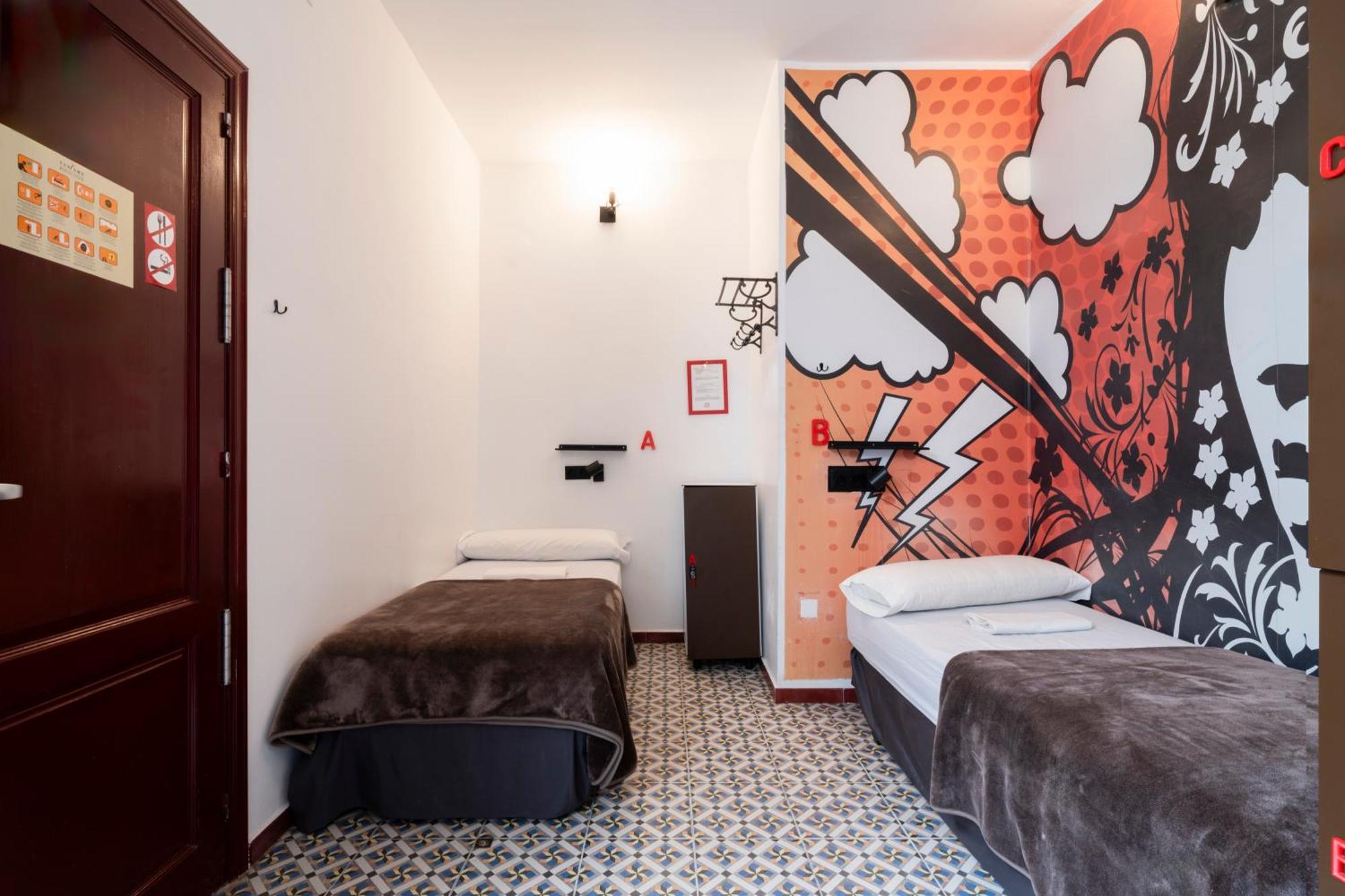 Single Bed 3-Bed Mixed Dormitory Room