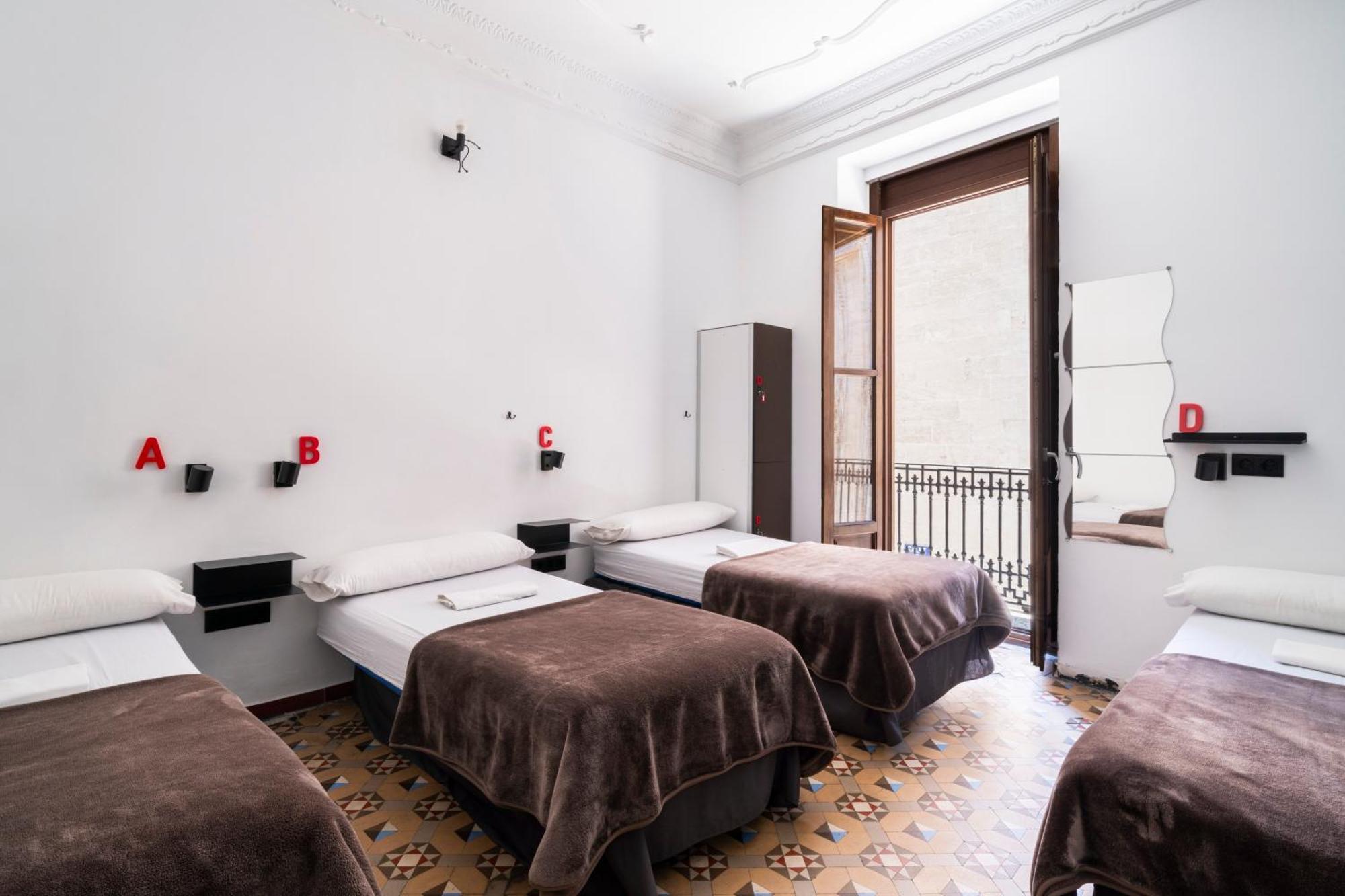 Single Bed 4-Bed Mixed Dormitory Room