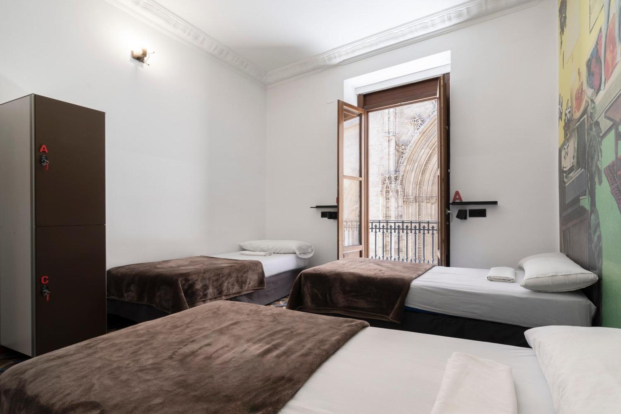 Single Bed 3-Bed Mixed Dormitory Room