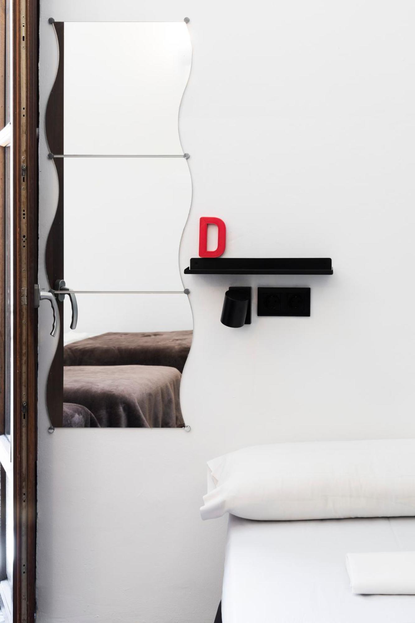 Single Bed 4-Bed Mixed Dormitory Room