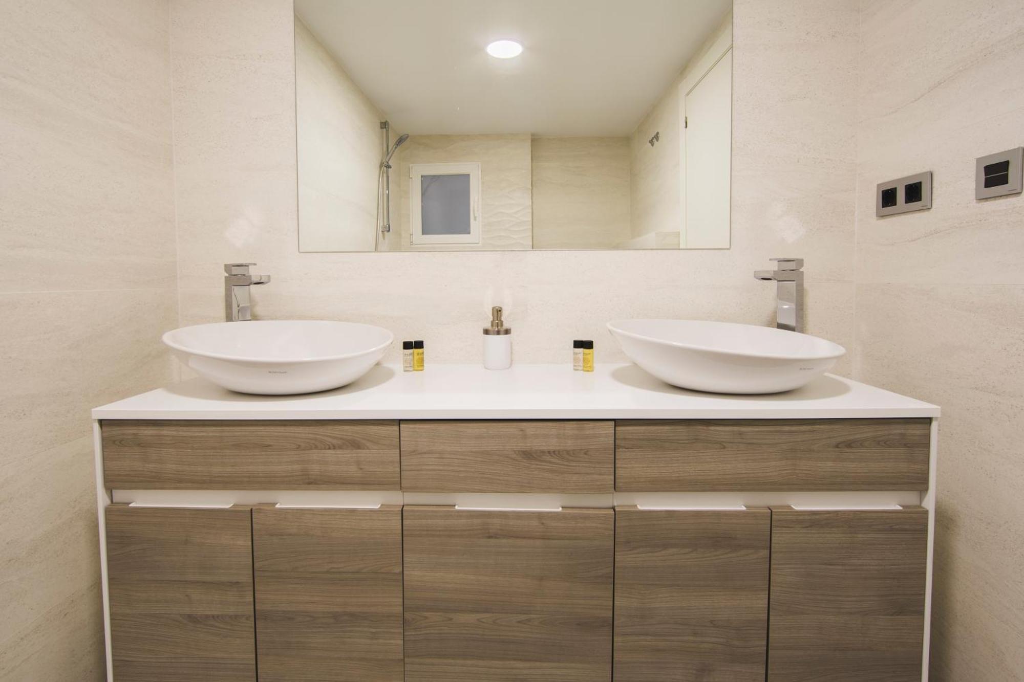 Deluxe One-Bedroom Apartment