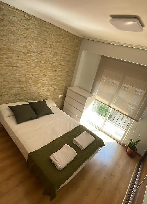 Habitación con balcón en piso compartido-1