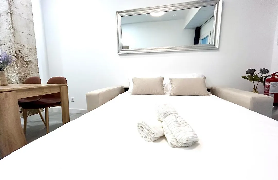 Convenient, Charming Apartment 15 Mins From City Center-1