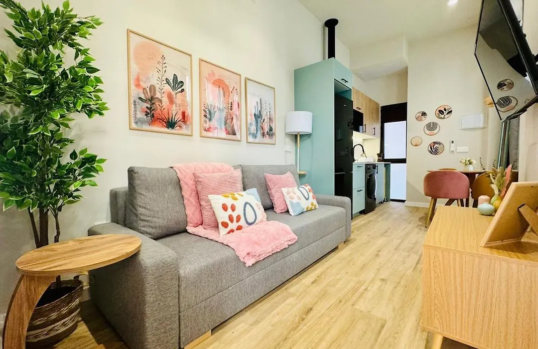 Bright & Stylish Flat Close To Center-1
