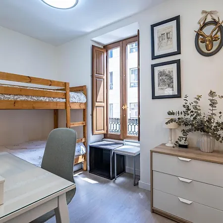 Central Luxury Flat With Free Parking-2