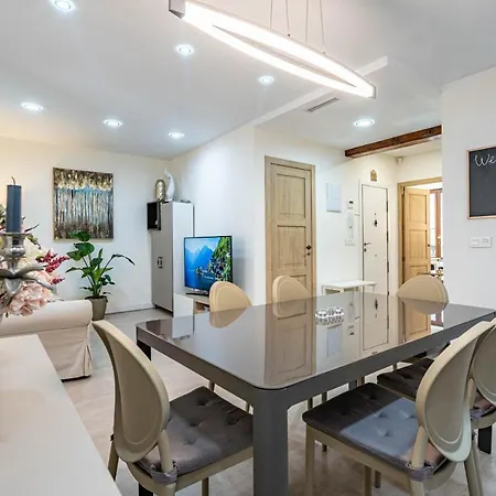 Central Luxury Flat With Free Parking-3