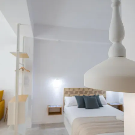 FLORIT FLATS - Ceramic Homes - 4 Guest - AC WiFi - Near Sorolla Train Station-3