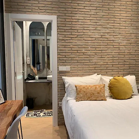 La Reina Beach Rooms-3