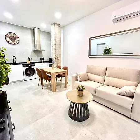 Convenient, Charming Apartment 15 Mins From City Center-2