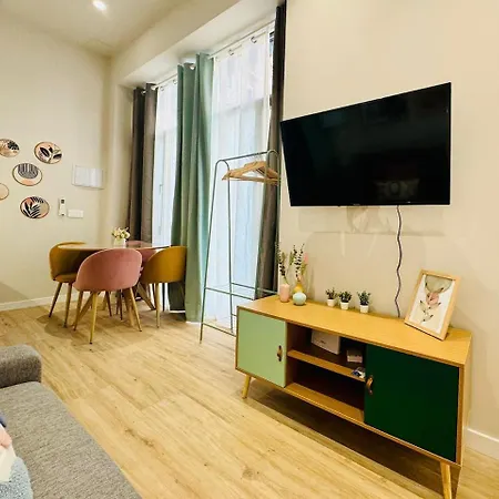 Bright & Stylish Flat Close To Center-2