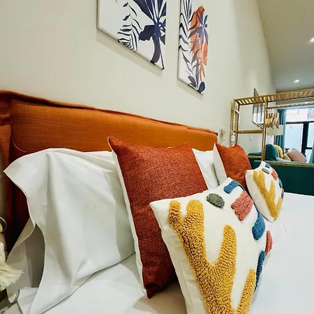 Stylish Studio Near City Center-2