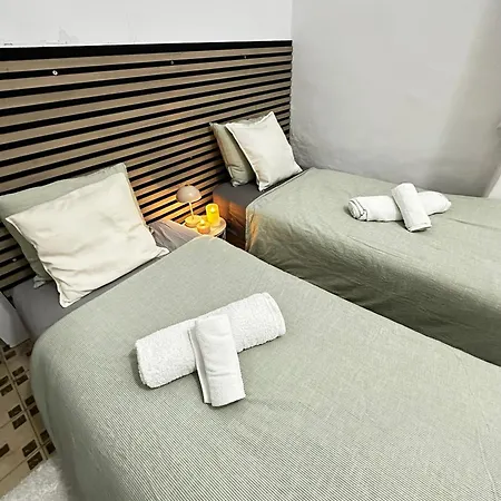 1- Habitación interior con aire acondicionado y con baño independiente-2
