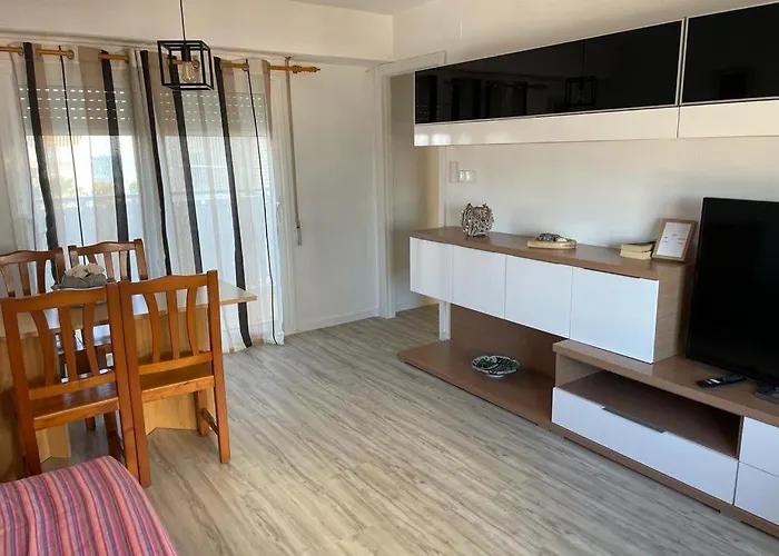 Apartamento en complejo residencial con piscina y garaje frente al mar