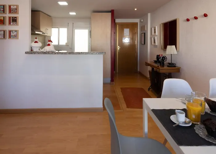LUMINOSO. COMODO. ACOGEDOR. WIFI. Junto A AVE