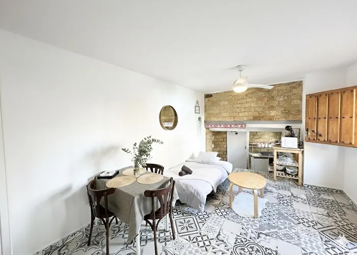 Precioso Apartamento Con A/A En Ruzafa Con Terracita Privada Y Acceso A Un Jardin, Para 2-3 Personas