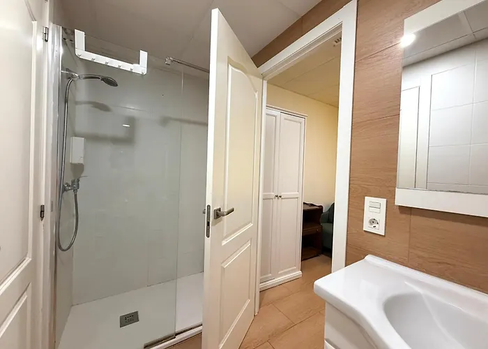 Mirador 2 del Mercado Central - habitacion con baño privado en el centro de la Ciudad Vella