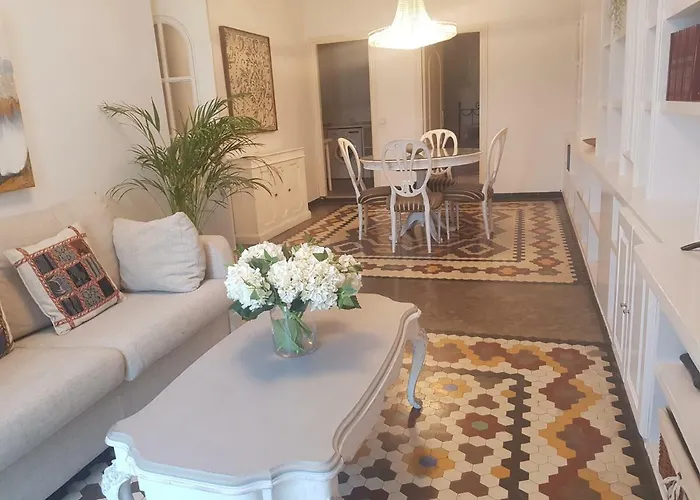 Domus Valencia Apartamentos Centro Frente A Torres De Serrano, Spanje
