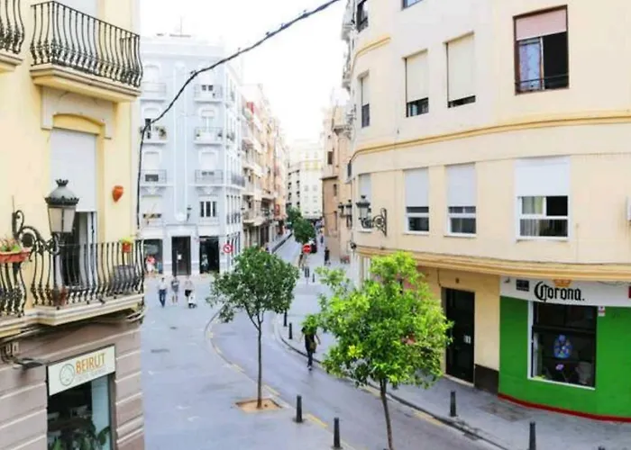 Junto Al Mercado De Ruzafa Valenza, Spagna